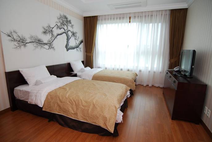 Imagen de la habitación del Hotel PineRidge Resort. Foto 6