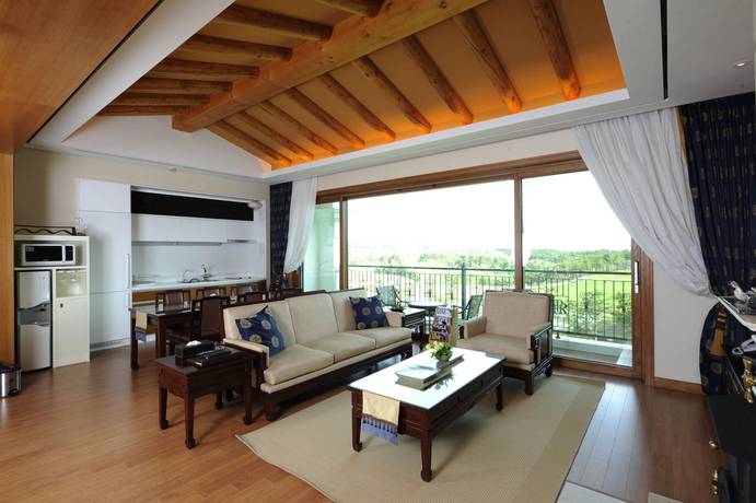 Imagen de la habitación del Hotel PineRidge Resort. Foto 15