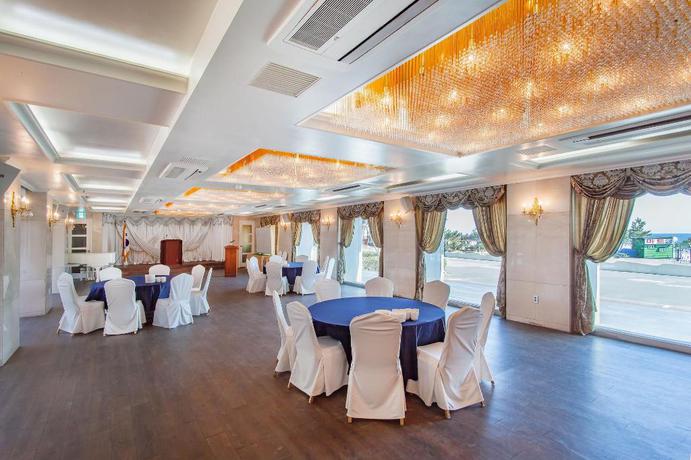 Imagen del bar/restaurante del Hotel Pinebeach Hotel. Foto 3