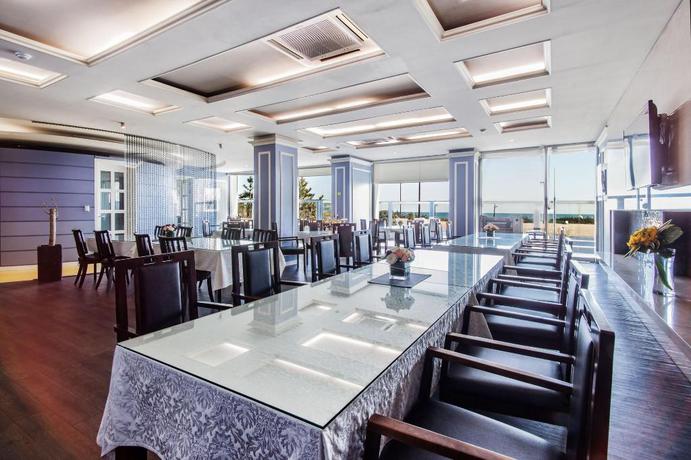 Imagen del bar/restaurante del Hotel Pinebeach Hotel. Foto 4