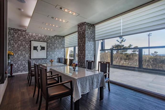 Imagen del bar/restaurante del Hotel Pinebeach Hotel. Foto 5