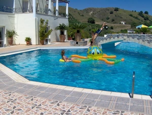 Imagen de la piscina del Hotel Pinelopi Apartments. Foto 17