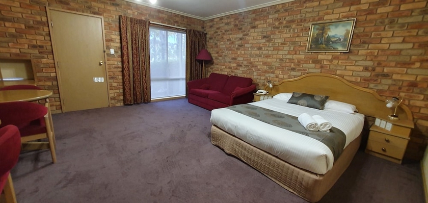 Imagen de la habitación del Hotel Pines Country Club Motor Inn. Foto 2