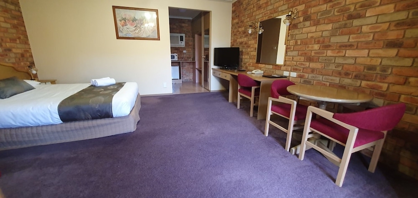 Imagen de la habitación del Hotel Pines Country Club Motor Inn. Foto 5