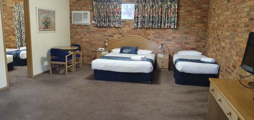 Imagen de la habitación del Hotel Pines Country Club Motor Inn. Foto 8