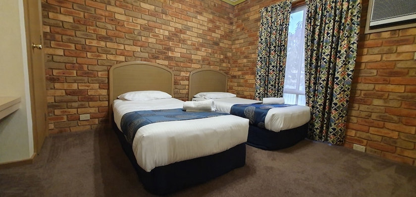 Imagen de la habitación del Hotel Pines Country Club Motor Inn. Foto 9