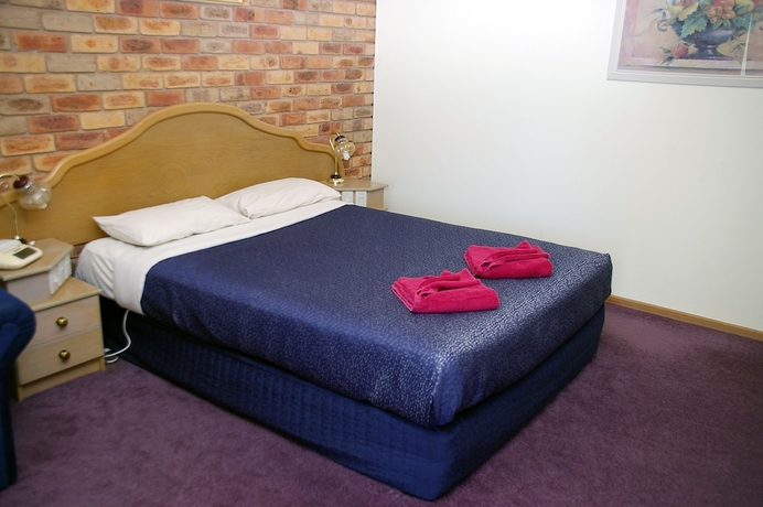 Imagen de la habitación del Hotel Pines Country Club Motor Inn. Foto 11