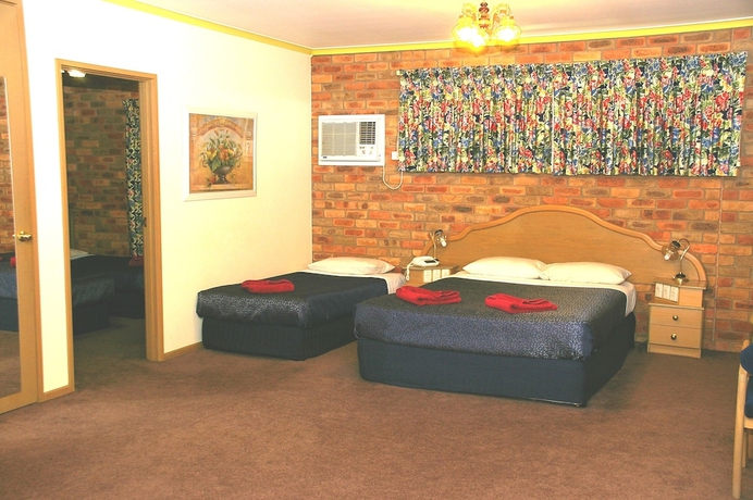 Imagen de la habitación del Hotel Pines Country Club Motor Inn. Foto 13