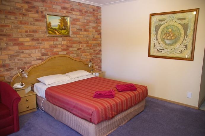 Imagen de la habitación del Hotel Pines Country Club Motor Inn. Foto 15