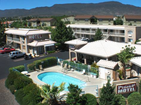 Imagen de la habitación del Hotel Pines Inn and Suites. Foto 2