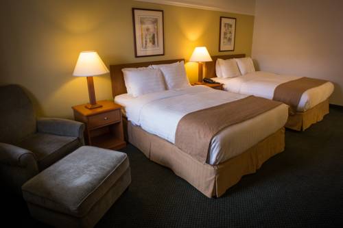 Imagen de la habitación del Hotel Pines Inn and Suites. Foto 3
