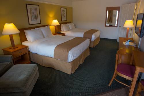 Imagen de la habitación del Hotel Pines Inn and Suites. Foto 4