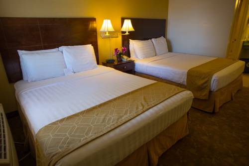 Imagen de la habitación del Hotel Pines Inn and Suites. Foto 6