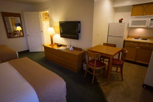Imagen de la habitación del Hotel Pines Inn and Suites. Foto 7