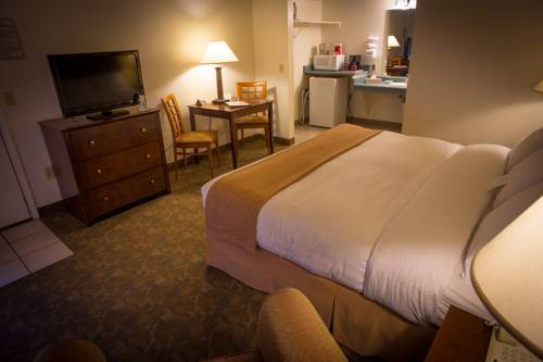 Imagen de la habitación del Hotel Pines Inn and Suites. Foto 8
