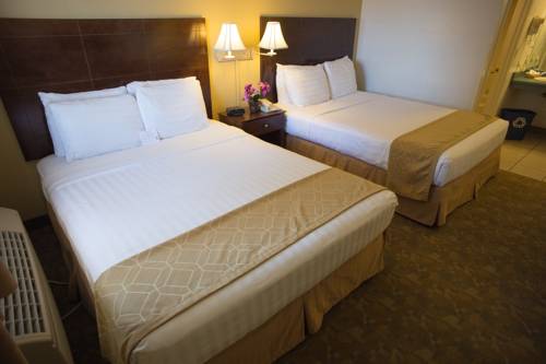 Imagen de la habitación del Hotel Pines Inn and Suites. Foto 9