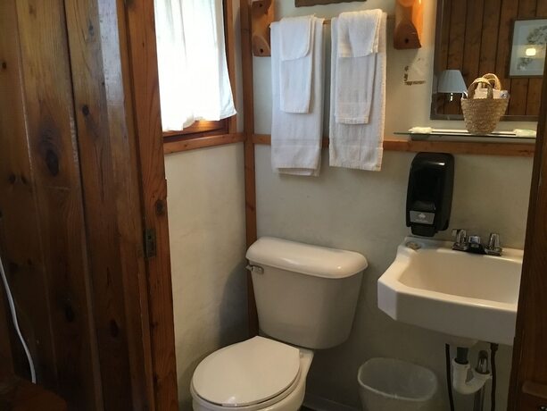 Imagen general del Hotel Pines Motel, Evergreen Shores. Foto 3
