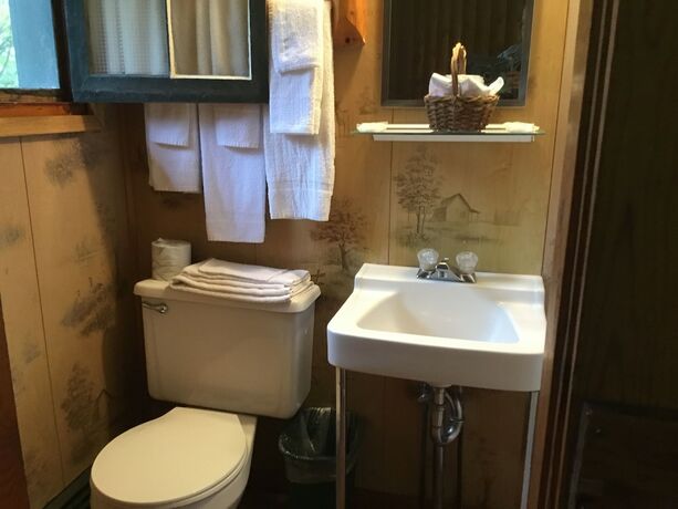 Imagen general del Hotel Pines Motel, Evergreen Shores. Foto 11