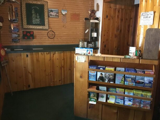 Imagen general del Hotel Pines Motel, Evergreen Shores. Foto 12