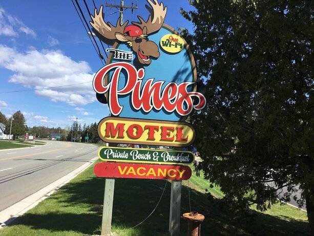 Imagen general del Hotel Pines Motel, Evergreen Shores. Foto 15