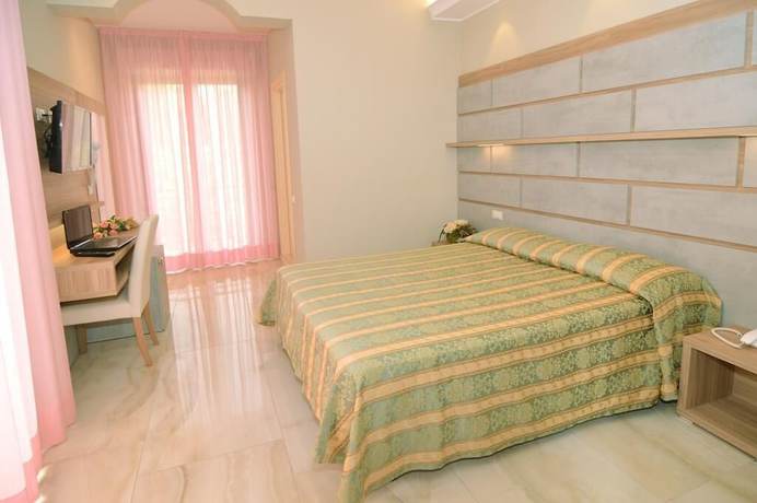 Imagen de la habitación del Hotel Pineta, Bellaria-Igea Marina. Foto 5
