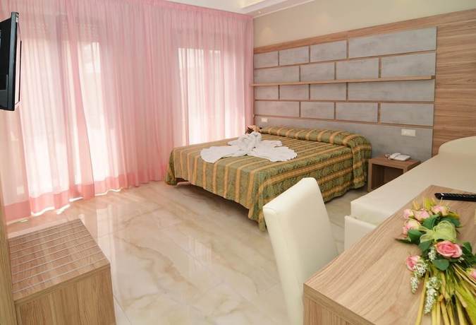 Imagen de la habitación del Hotel Pineta, Bellaria-Igea Marina. Foto 15