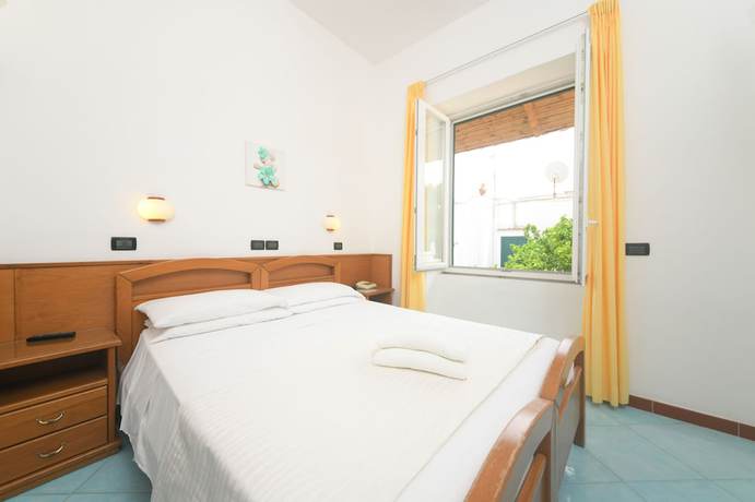 Imagen de la habitación del Hotel Pineta, Ischia. Foto 2