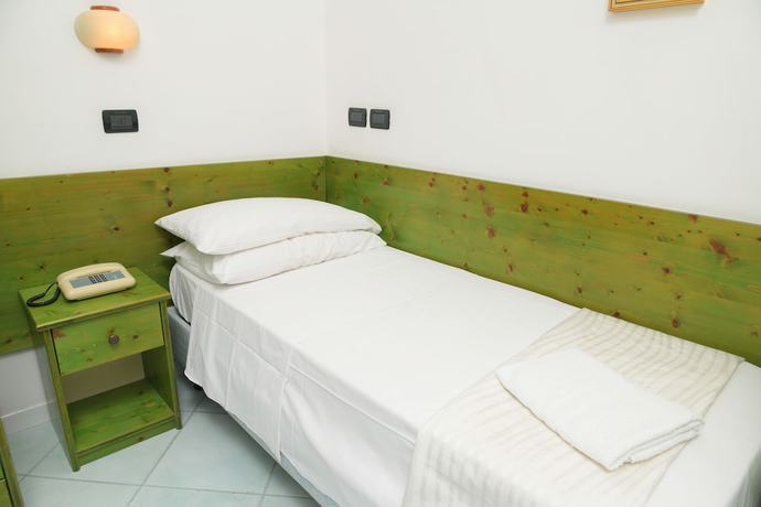 Imagen de la habitación del Hotel Pineta, Ischia. Foto 5