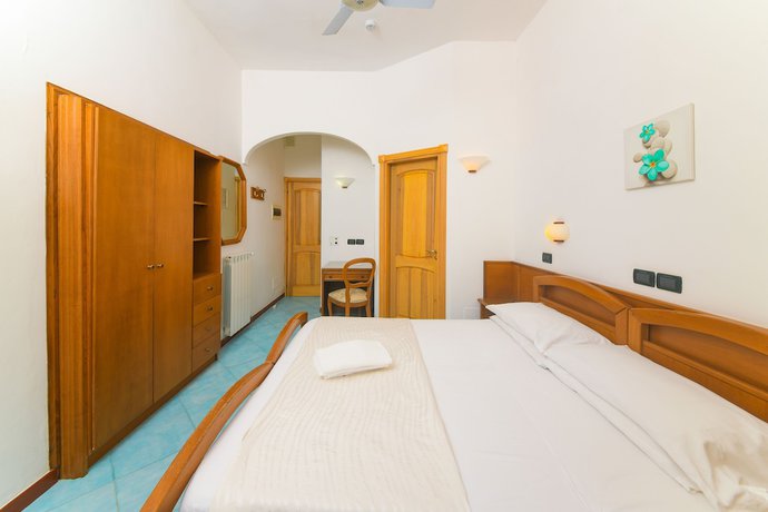 Imagen de la habitación del Hotel Pineta, Ischia. Foto 6