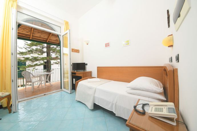 Imagen de la habitación del Hotel Pineta, Ischia. Foto 7