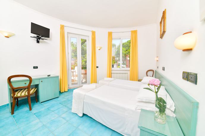 Imagen de la habitación del Hotel Pineta, Ischia. Foto 11
