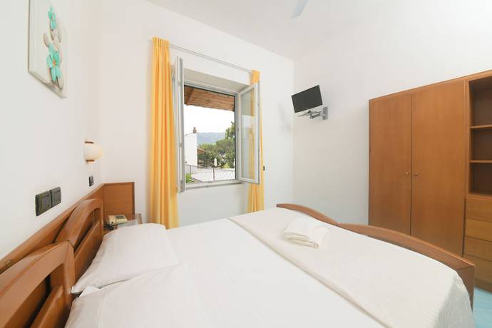 Imagen de la habitación del Hotel Pineta, Ischia. Foto 12