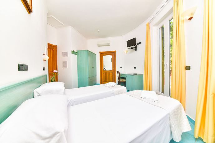Imagen de la habitación del Hotel Pineta, Ischia. Foto 13