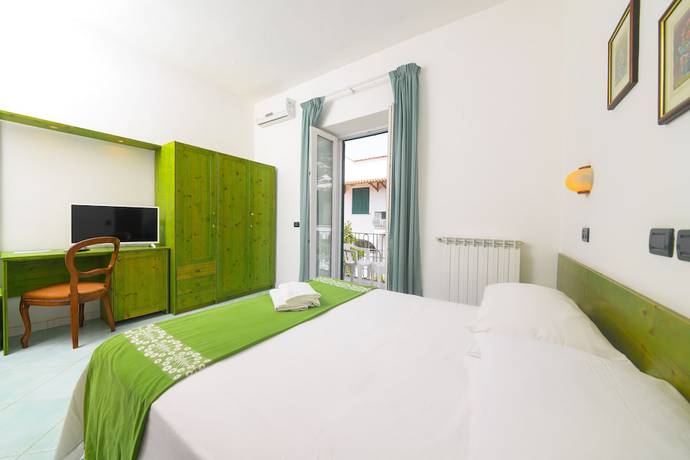 Imagen de la habitación del Hotel Pineta, Ischia. Foto 16
