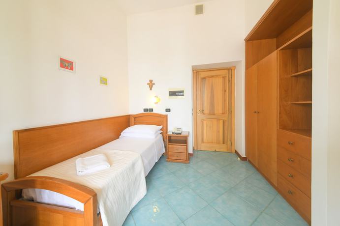Imagen de la habitación del Hotel Pineta, Ischia. Foto 17