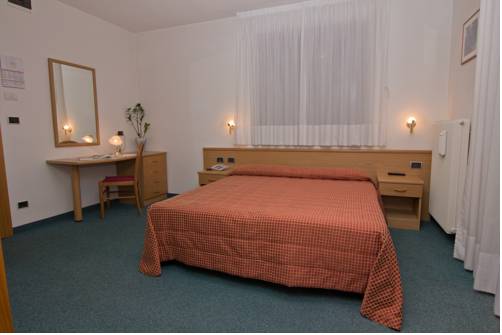 Imagen de la habitación del Hotel Pineta Pastry. Foto 10