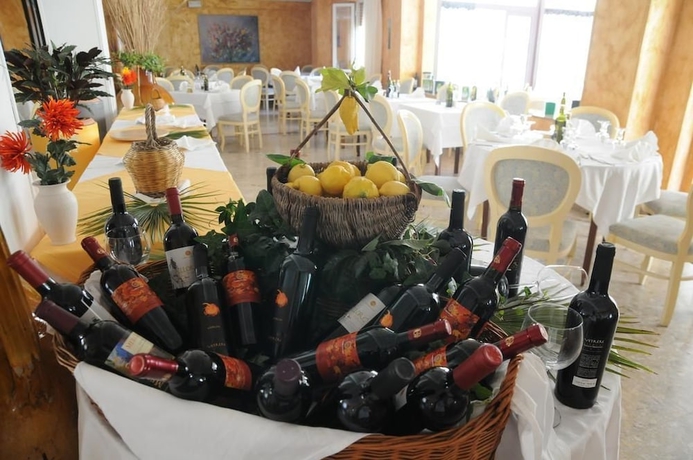 Imagen del bar/restaurante del Hotel Pineta, San Menaio. Foto 4