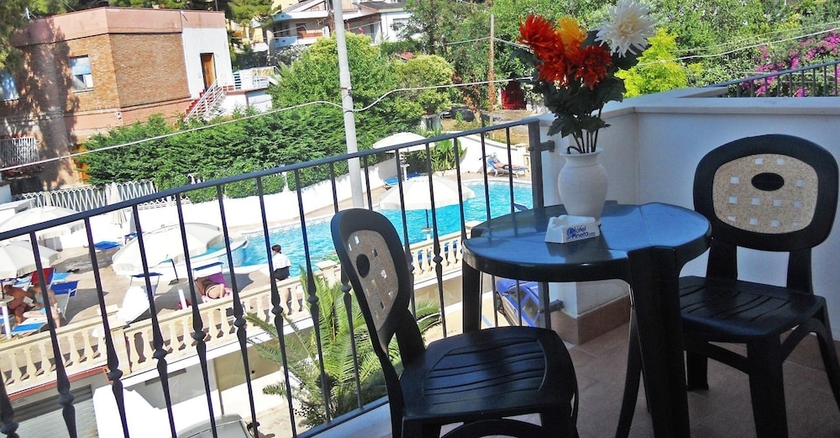 Imagen de los exteriores del Hotel Pineta, San Menaio. Foto 14