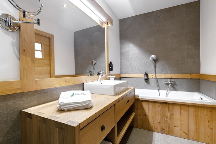 Imagen de la habitación del Hotel Pinetas Nature Wellness Resort. Foto 3