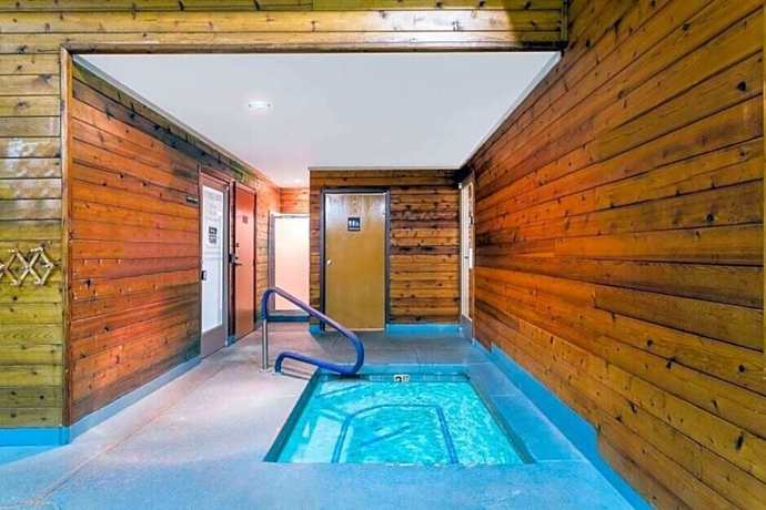 Imagen de la piscina del Hotel Pinetop Studio Suites. Foto 17