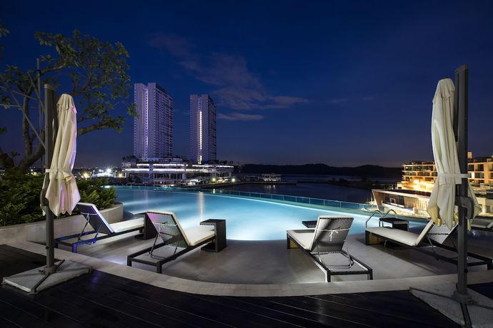 Imagen de la piscina del Hotel Pinetree Marina Resort. Foto 19