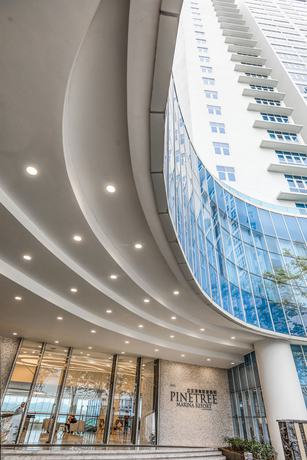 Imagen de los exteriores del Hotel Pinetree Marina Resort. Foto 17