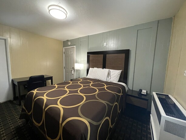 Imagen de la habitación del Hotel Pinewood Inn. Foto 16