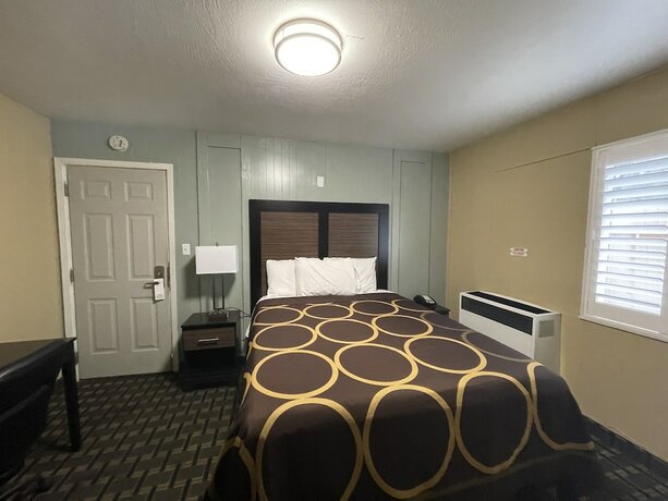 Imagen general del Hotel Pinewood Inn. Foto 13