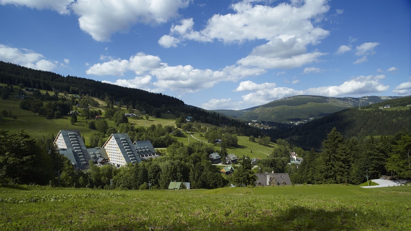 Imagen de los exteriores del Hotel Pinia and Resort. Foto 11