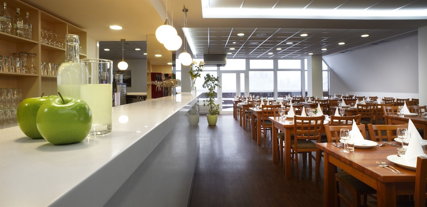 Imagen del bar/restaurante del Hotel Pinia and Resort. Foto 4