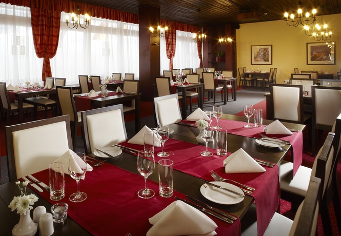 Imagen del bar/restaurante del Hotel Pinia and Resort. Foto 8