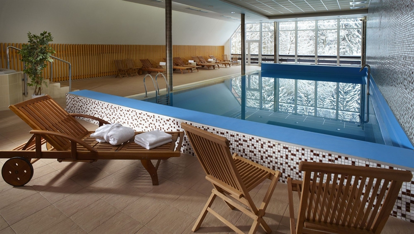 Imagen de la piscina del Hotel Pinia and Resort. Foto 16