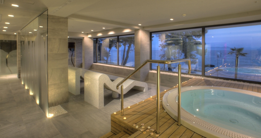 Imagen de la piscina del Hotel Pinija. Foto 10