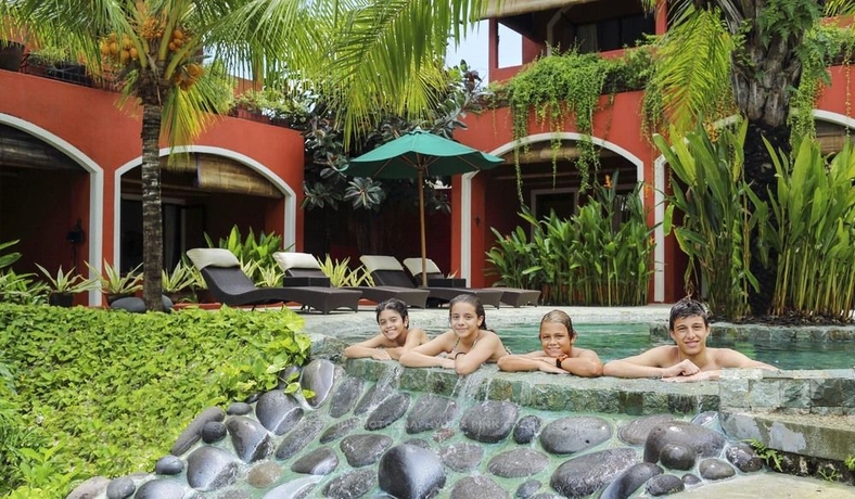 Imagen de la piscina del Hotel Pinkcoco Uluwatu - Constant Surprises - For Cool Adults Only. Foto 12
